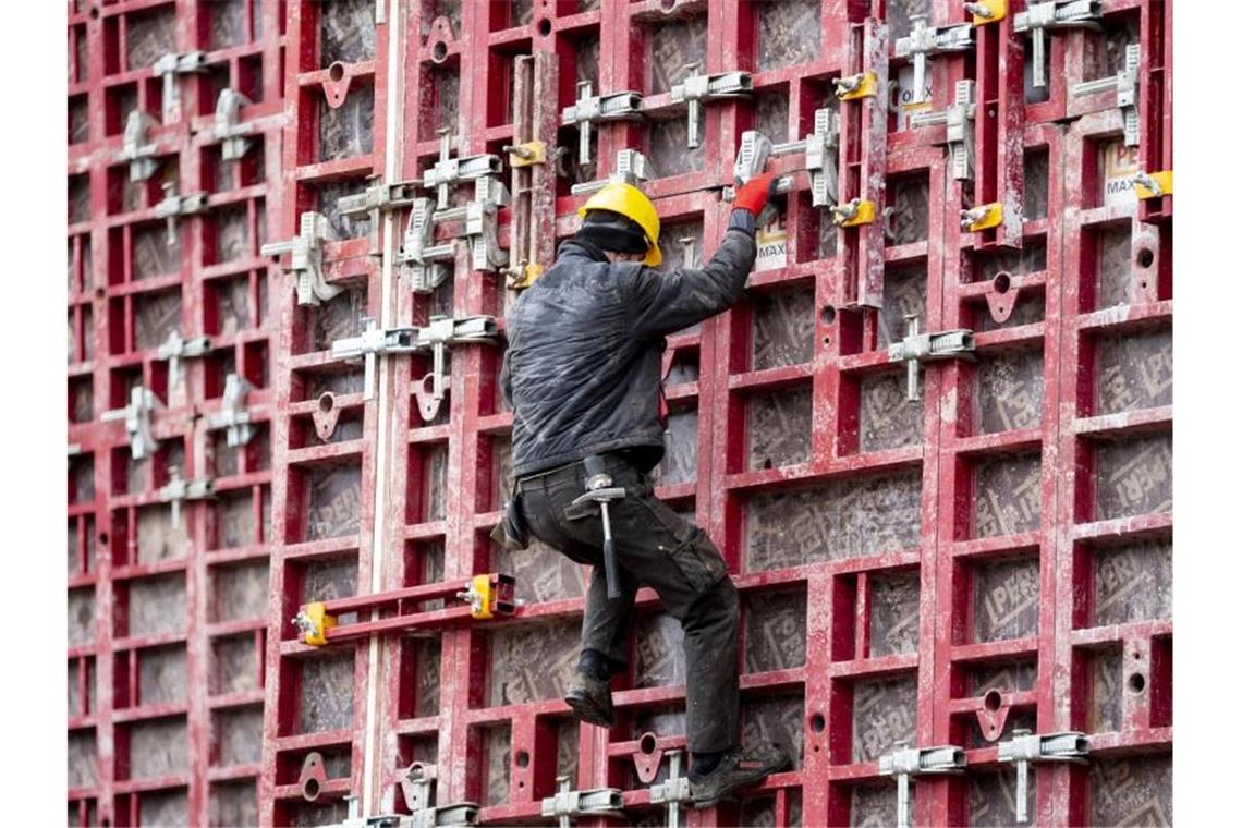 Bauarbeiter in Berlin: Die IG Bau verlangt eine „faire Beteiligung“ am anhaltenden Boom der Branche. Foto: Christoph Soeder/dpa
