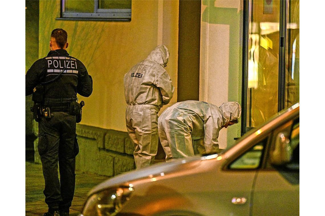 Bauchschuss im Imbiss: Spurensicherung am 28. Januar 2025 am Tatort nahe dem Bahnhof Möhringen.