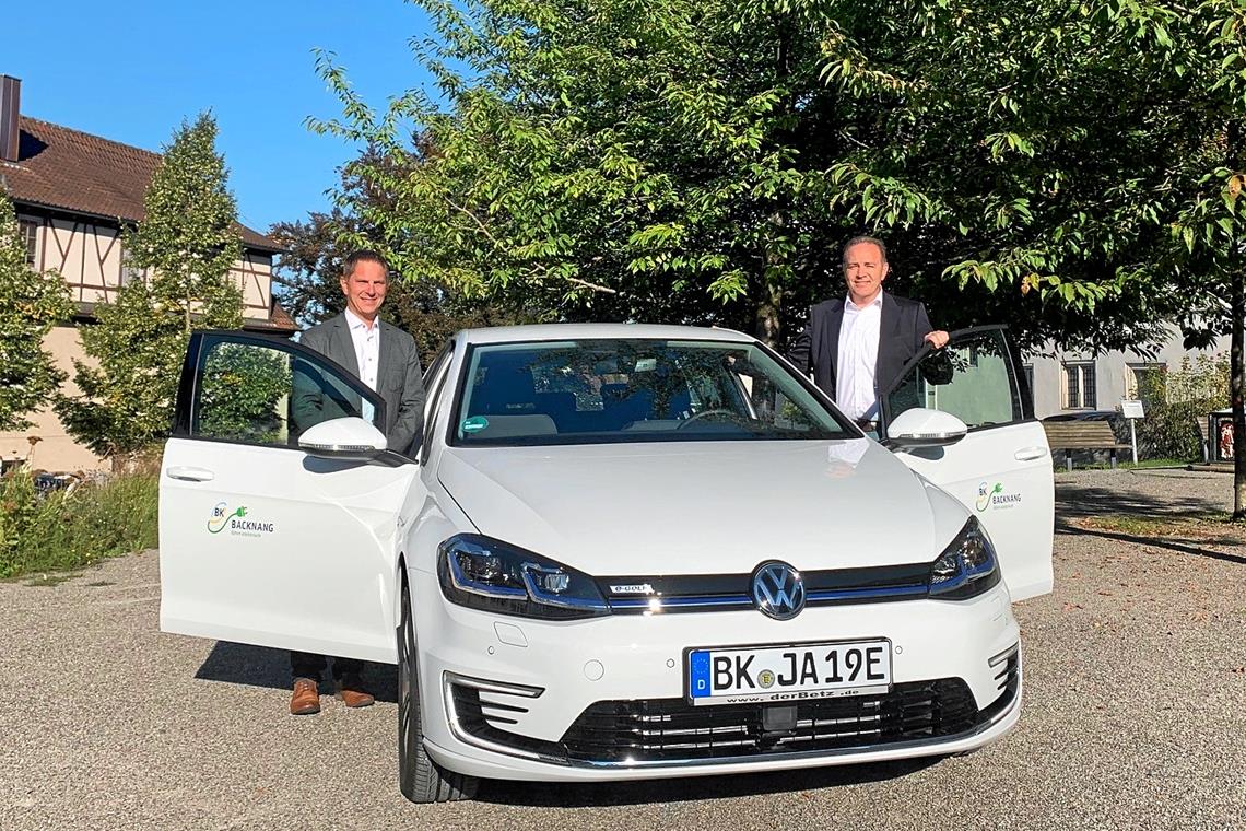 Baudezernent Stefan Setzer (rechts) und Tiefbauamtsleiter Lars Kaltenleitner freuen sich über das neue E-Fahrzeug. Foto: Stadt Backnang