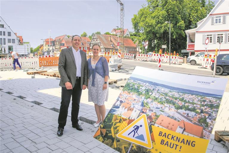 Baudezernent Stefan Setzer und Pressesprecherin Christine Wolff setzen auf Transparenz: Die Baustellenbroschüre ist Teil einer neuen Kommunikationsoffensive. Foto: A. Becher