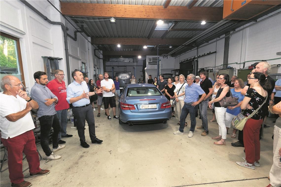 IBA 2027: Der erste Schritt Richtung Zukunft Baudezernent Stefan Setzer (Vierter von links) erklärt eine typische Nachnutzung: Wo früher Leder gegerbt wurde, werden heute Autos lackiert.Foto: J. Fiedler