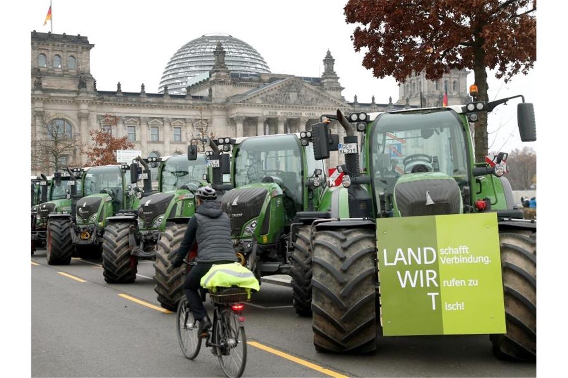 5600 Trecker in Berlin: Bauern-Protest gegen Agrarpolitik Bauern aus ganz Deutschland demonstrieren gegen die Agrarpolitik der Bundesregierung. Foto: Wolfgang Kumm/dpa