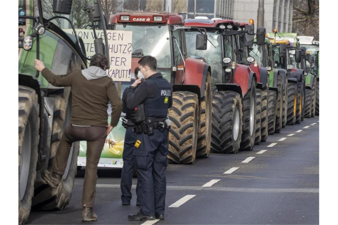 Handel und Bauernverband wollen „Neuanfang“ Bauern demonstrieren Mitte Februar mit ihren Traktoren vor dem hessischen Ministerium für Umwelt, Klimaschutz, Landwirtschaft und Verbraucherschutz. Foto: Helmut Fricke/dpa