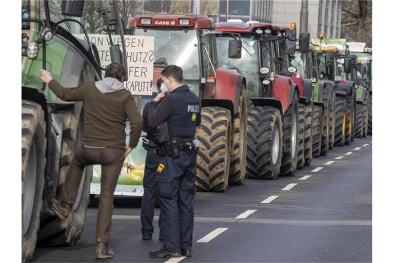 Bauern demonstrieren Mitte Februar mit ihren Traktoren vor dem hessischen Ministerium für Umwelt, Klimaschutz, Landwirtschaft und Verbraucherschutz. Foto: Helmut Fricke/dpa