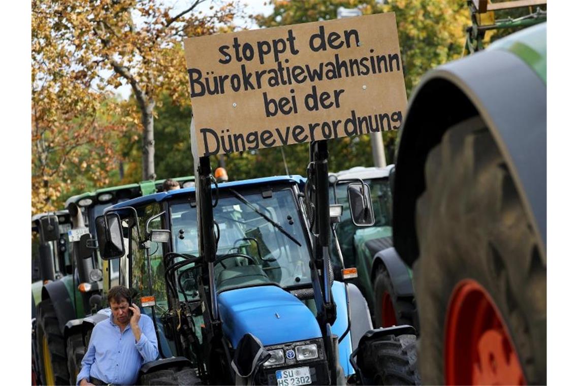 „Agrargipfel“: Merkel sichert Bauern Respekt und Gehör zu Bauern demonstrieren vor dem Landwirtschaftsministerium in Bonn: „Stoppt den Bürokratiewahnsinn bei der Düngeverordnung“. Foto: Oliver Berg/dpa