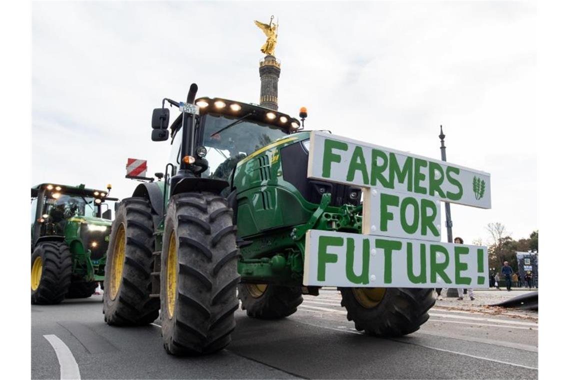 Bauern fahren bei einer Protestaktion gegen das Agrarpaket der Bundesregierung mit ihren Treckern um die Siegessäule. Foto: Bernd von Jutrczenka/dpa