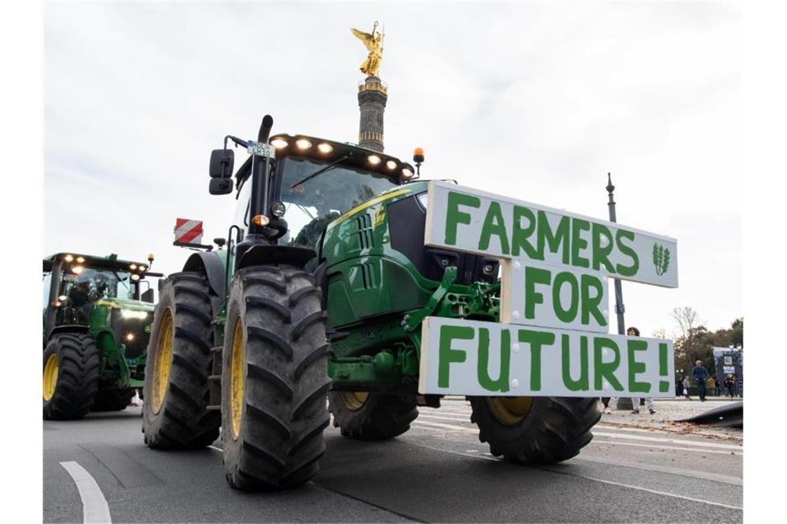 Brodeln bei den Bauern gegen Agrarpolitik Bauern fahren bei einer Protestaktion gegen das Agrarpaket der Bundesregierung mit ihren Treckern um die Siegessäule. Foto: Bernd von Jutrczenka/dpa