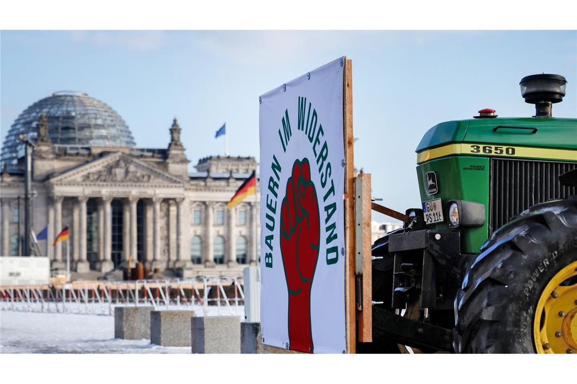 "Bauern im Widerstand" - Ein Traktor fährt am Reichstaggebäude in Berlin vorbei.