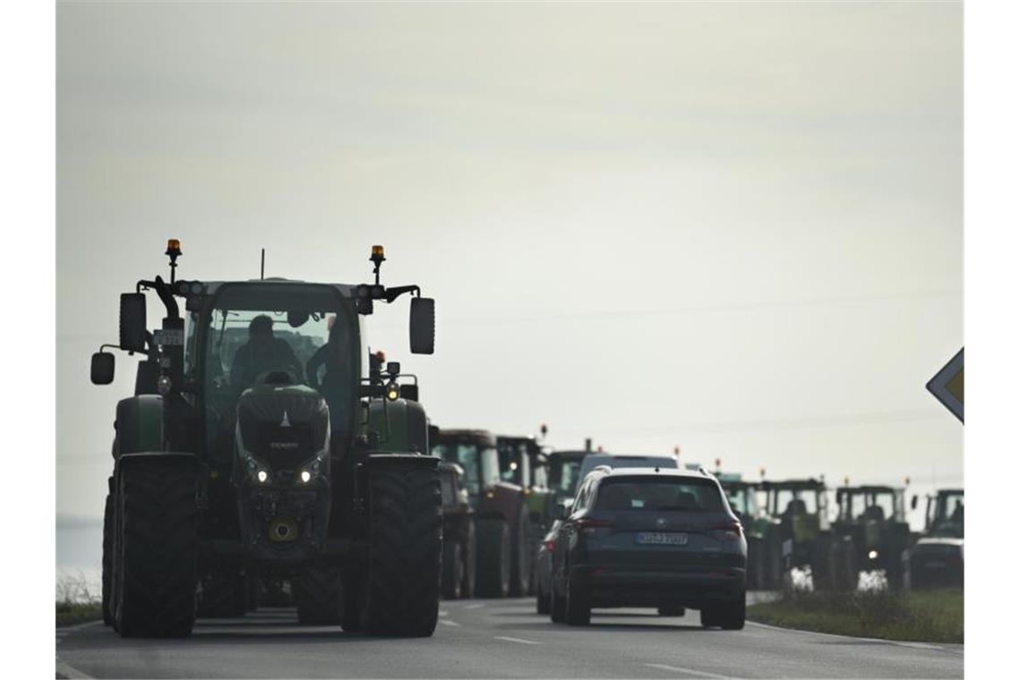 Bauern in ihren Traktoren sammeln sich in der Nähe des Autobahnkreuzes Bayreuth/Kulmbach, um gegen die Agrarpolitik der Bundesregierung zu protestieren. Foto: Nicolas Armer/dpa