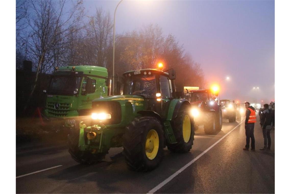 Bauern mit ihren Traktoren versammeln sich zu einer Demonstration in Memmingen. Foto: Benjamin Liss/dpa