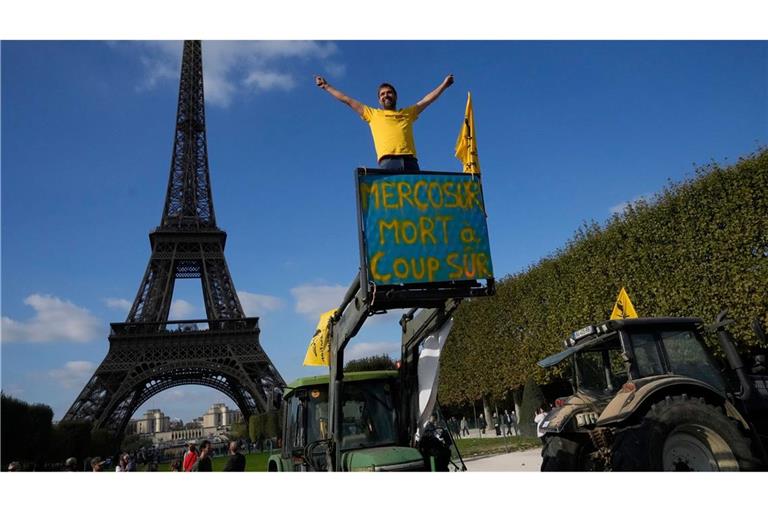 Bauern-Protest am Eiffelturm - Landwirte in Frankreich befürchten, mit den Agrarpreisen der Konkurrenz aus Südamerika nicht mithalten zu können. (Archivbild)