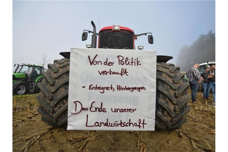 Bauern sammeln sich in der Nähe des Autobahnkreuzes Bayreuth/Kulmbach, um gegen die Agrarpolitik der Bundesregierung zu protestieren. Foto: Nicolas Armer/dpa