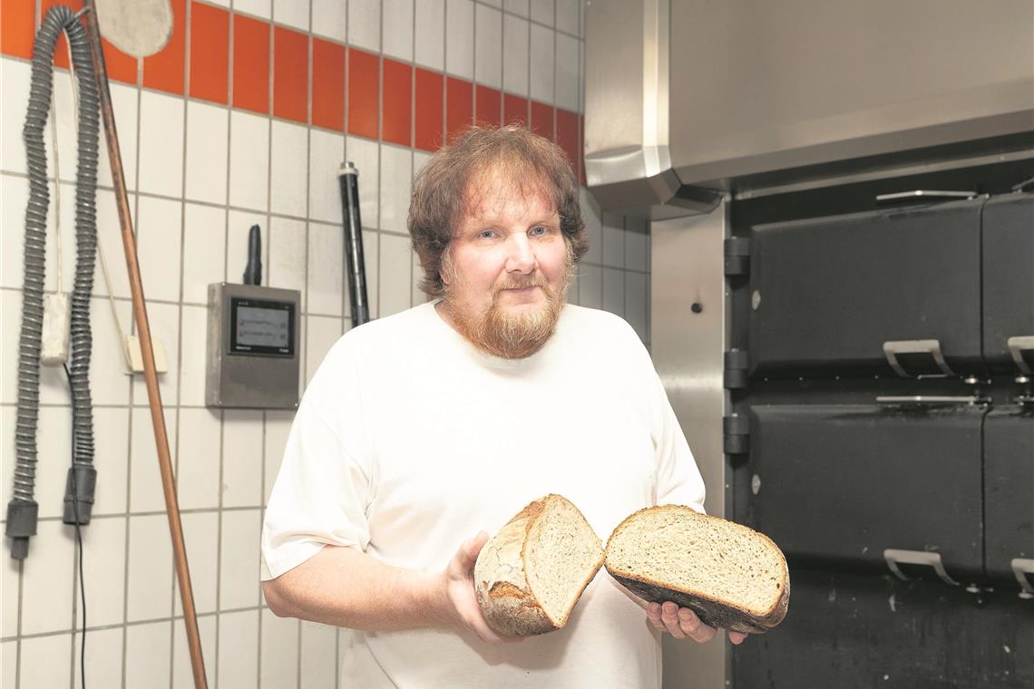 Bauernbrot hat einen kräftigen, rustikalen Charakter, den eine dicke, knusprig gebackene Kruste unterstreicht. Bäcker Richard Rauch, stellvertretender Obermeister der Bäckerinnung Stuttgart Nord, zeigt die gut gelockerte saftige Krume im Innern des Laibs.