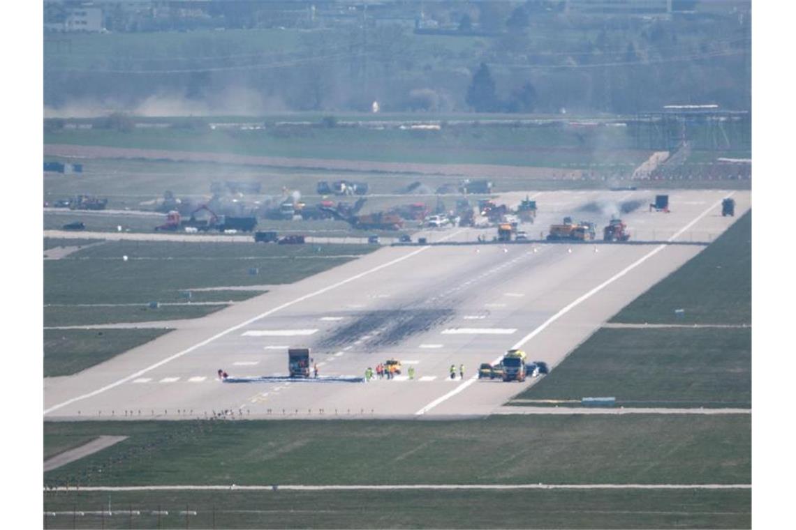 Baufahrzeuge auf der Start- und Landebahn des Stuttgarter Flughafens. Foto: Marijan Murat/dpa/Archivbild