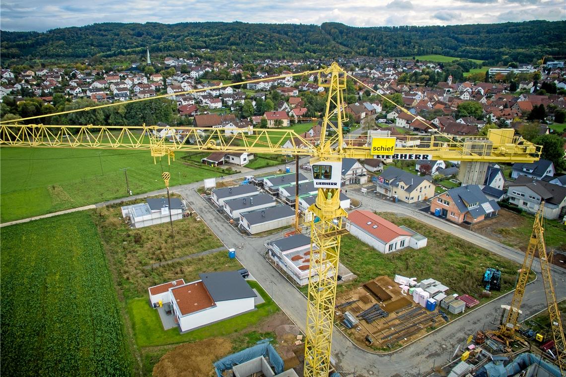 Baufirmen sind gefragt wie selten zuvor. Billiger sind deren Dienste – wie hier auf einer Baustelle 2021 in Allmersbach im Tal – allerdings nicht geworden. Der Wegfall der KfW-Förderung könnte nun manche Häuslebauer zusätzlich drücken.  Fotos: A. Becher