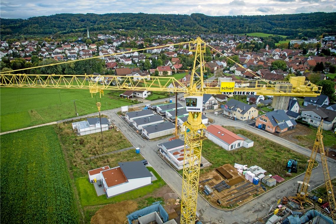 Makler sieht Eigenheimträume platzen Baufirmen sind gefragt wie selten zuvor. Billiger sind deren Dienste – wie hier auf einer Baustelle 2021 in Allmersbach im Tal – allerdings nicht geworden. Der Wegfall der KfW-Förderung könnte nun manche Häuslebauer zusätzlich drücken. Fotos: A. Becher