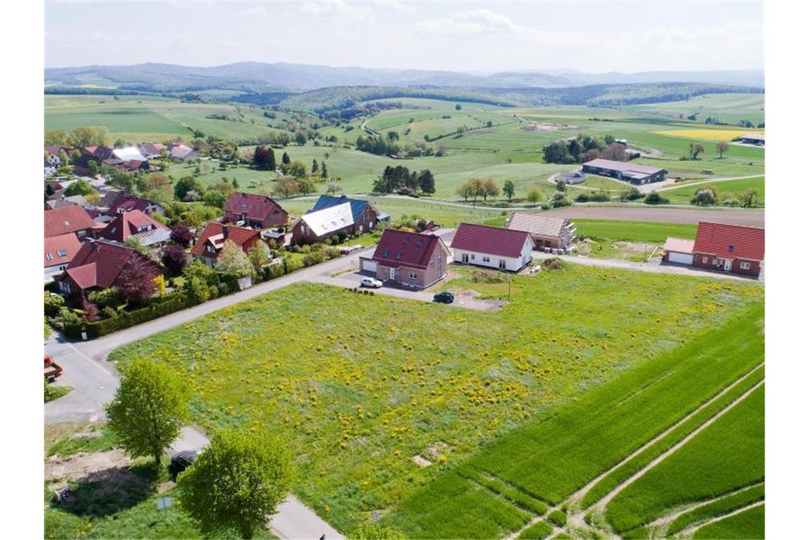 Bauland immer teurer - Mieterbund sieht Länder am Zug Baugrundstücke am Ortsrand einer Gemeinde im südlichen Niedersachsen. Foto: Julian Stratenschulte/dpa