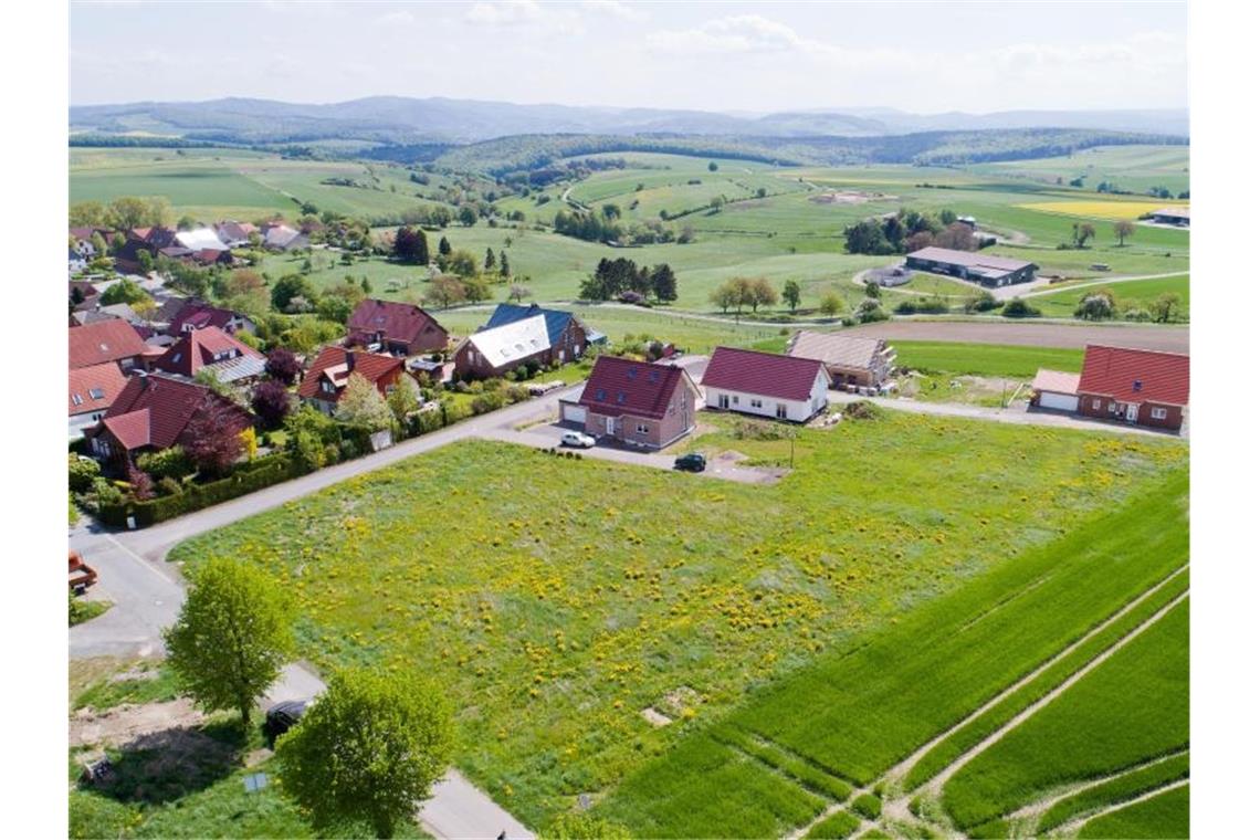 Baugrundstücke am Ortsrand einer Gemeinde im südlichen Niedersachsen. Foto: Julian Stratenschulte/dpa