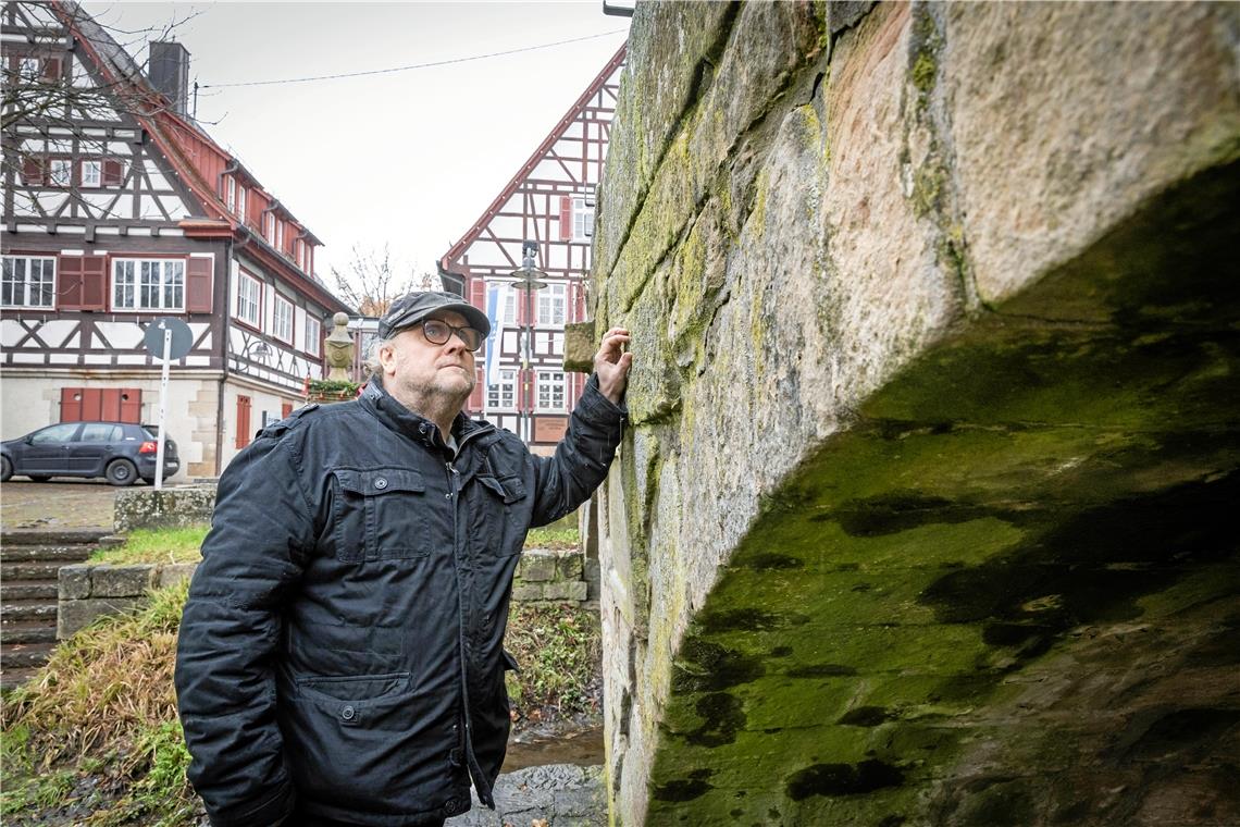 Bauingenieur Klaus Warstat begutachtet die Brücke am Unterweissacher Rathaus. Fotos: Alexander Becher 