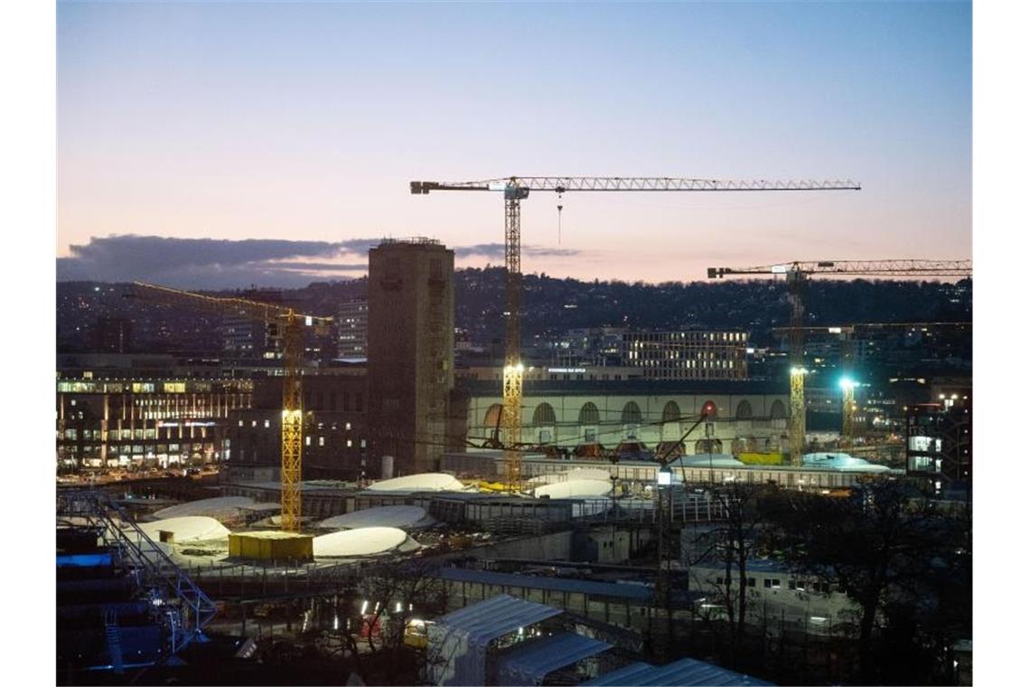 Stuttgart 21 verteuert sich um 950 Millionen Euro Baukräne auf der Baustelle von Stuttgart 21. Das umstrittene Projekt verteuert sich abermals um satte 950 Millionen Euro. Foto: Marijan Murat/dpa