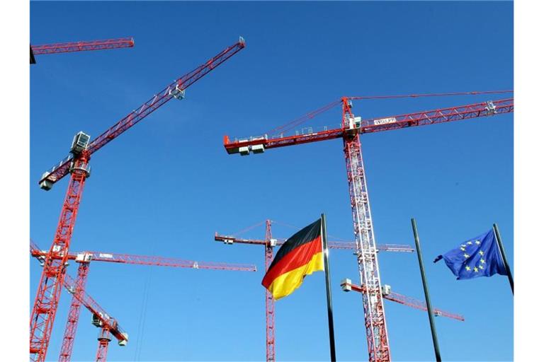 Baukräne in Berlin. Die deutsche Wirtschaft ist vorerst der befürchteten Rezession entkommen. Foto: Wolfgang Kumm/dpa