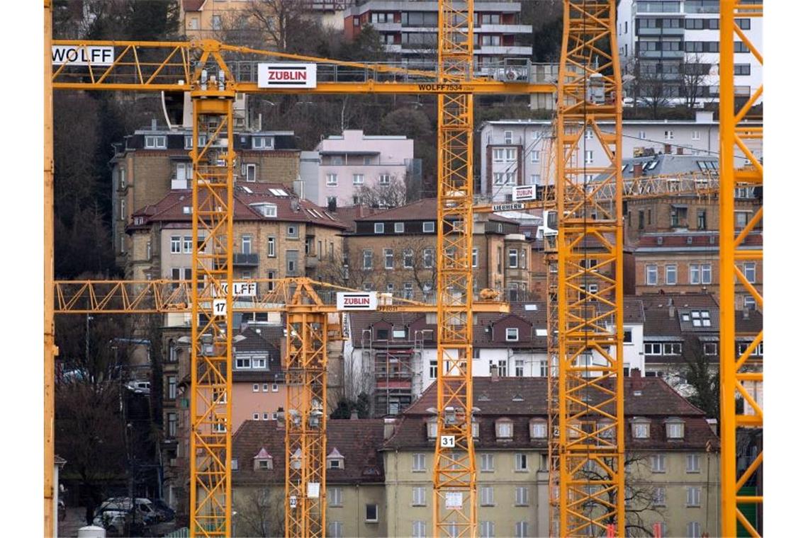 S-21-Kritiker verlangen besseren Brandschutz Baukräne stehen auf der Baustelle des Bahnprojekts Stuttgart 21. Foto: Marijan Murat/dpa/Archivbild