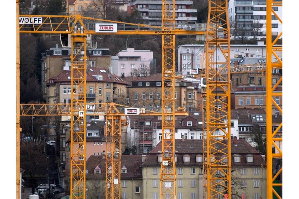 Baukräne stehen auf der Baustelle des Bahnprojekts Stuttgart 21. Foto: Marijan Murat/dpa/Archivbild