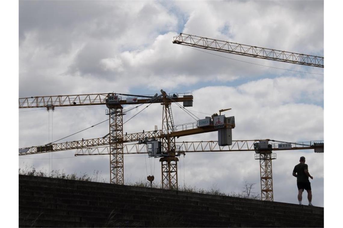 Baukräne stehen auf einer Baustelle. „Die Zeichen stehen eindeutig auf Erholung“, teilte das DIW mit. Foto: Jörg Carstensen/dpa