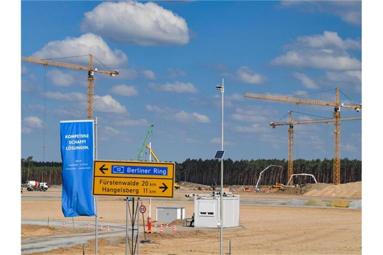 Baukräne und Baumaschinen sind auf dem Gelände der künftigen Tesla Gigafactory zu sehen. Foto: Patrick Pleul/dpa-Zentralbild/dpa