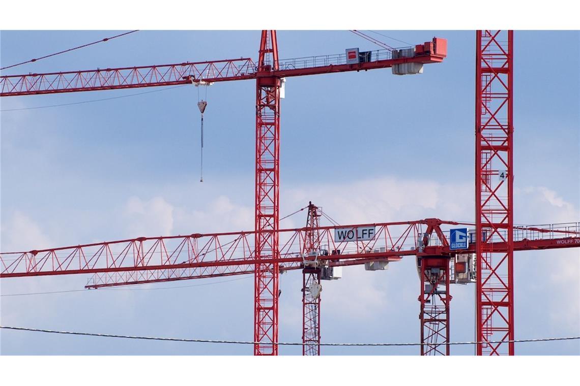 Prognose: Deutschland Schlusslicht im Wohnungsbau Baukräne werden in den kommenden Jahren seltener zu sehen sein. Laut Forschergruppe Euroconstruct wird sich die Talfahrt des deutschen Wohnungsbaus fortsetzen. (Foto: Illustration)