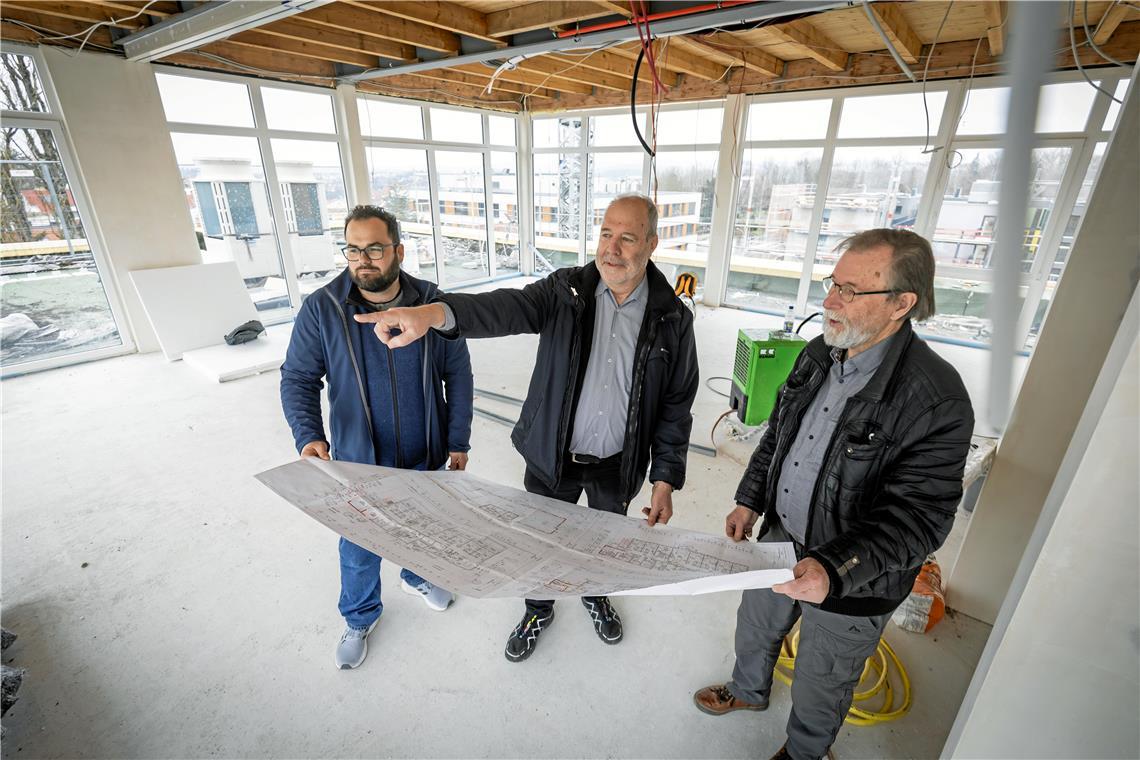 Überwältigende Hilfsbereitschaft bei BKZ-Leser helfen Bauleiter Philipp Eger, Manfred Orlowski und Heinz Franke (von links) treffen sich auf der Baustelle im vierten Stock des stationären Hospizes. Dort soll ab April ein Tageshospizangebot für Kinder, Jugendliche und junge Erwachsene angeboten werden. Foto: Alexander Becher