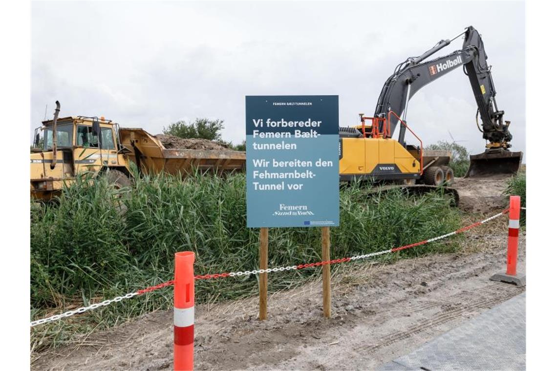 Baumaschinen heben einen Entwässerungsgraben auf dem zukünftigen Baugelände aus. Foto: Markus Scholz/dpa