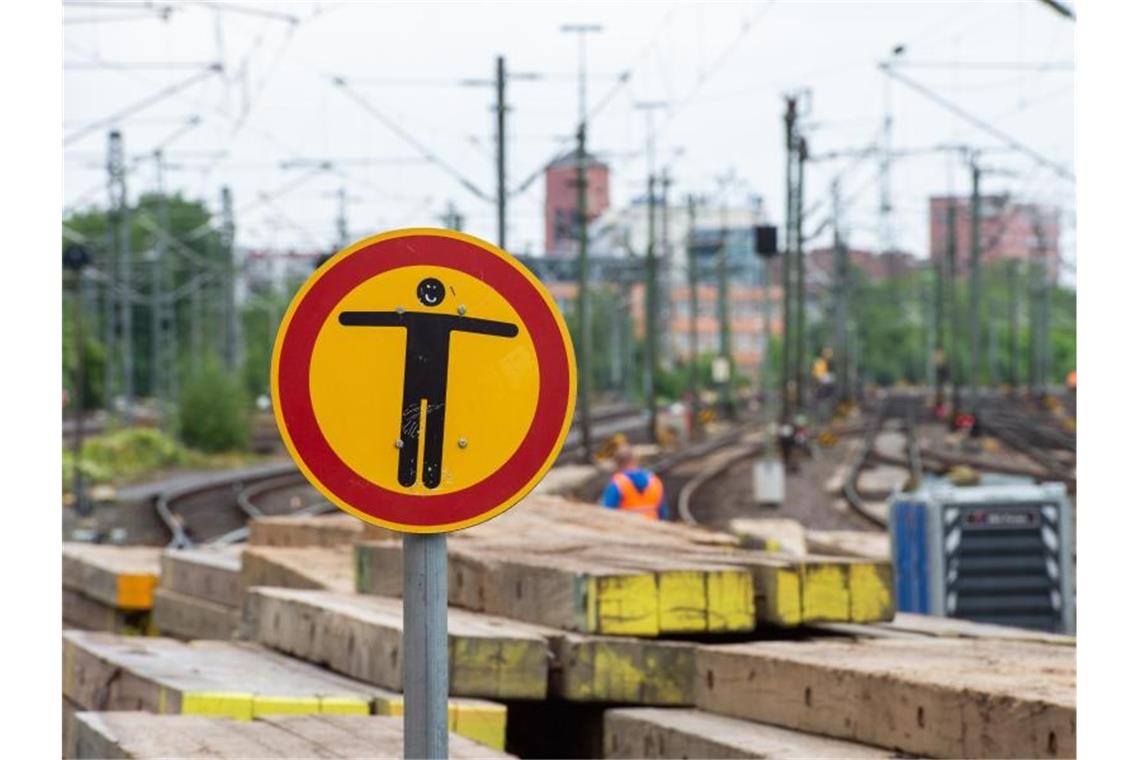 Scheuer schlägt Sanierungsprogramm für 380 Bahnhöfe vor Baumaßnahmen am Hauptbahnhof in Hannover. Foto: Christophe Gateau/dpa