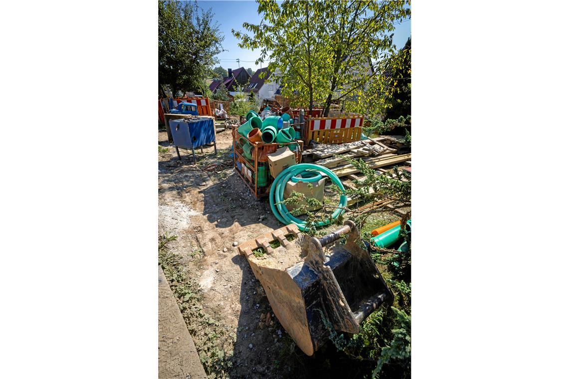Komplizierteste Baustelle der Stadt ist in Sachsenweiler Baumaterial statt Gartenidylle.