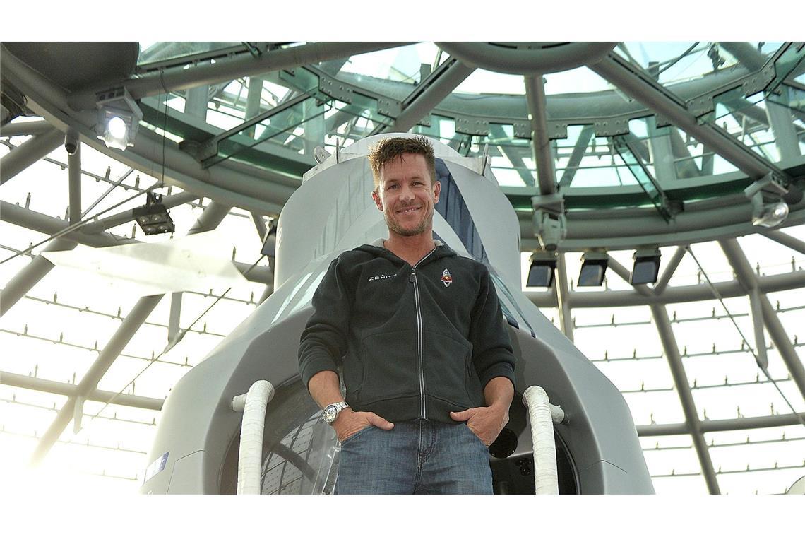 "Born to fly" – Extremsportler Baumgartner stürzt zu Tode Baumgartner mit Österreich-Fahne. (Archivbild)
