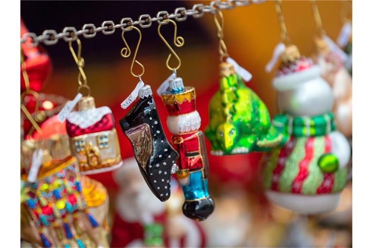 Baumschmuck wird auf einem Weihnachtsmarkt angeboten. Foto: Monika Skolimowska/dpa-Zentralbild/ZB/Symbolbild