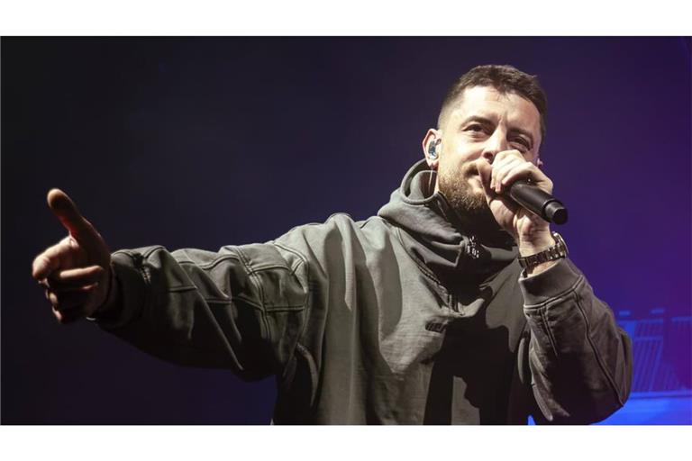 Bausa (hier beim Auftritt vor wenigen Tagen in Berlin) hat am Freitag ein Konzert in der Porsche-Arena gegeben.