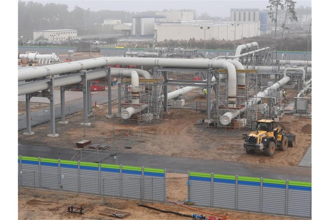 Russland sieht EU nach Baustopp für Nord Stream 2 am Zug Baustelle der Empfangsstation für Nord Stream 2. Ursprünglich sollte die Pipeline für Erdgas aus Russland Ende dieses Jahres in Betrieb gehen. Foto: Stefan Sauer/dpa-Zentralbild/dpa