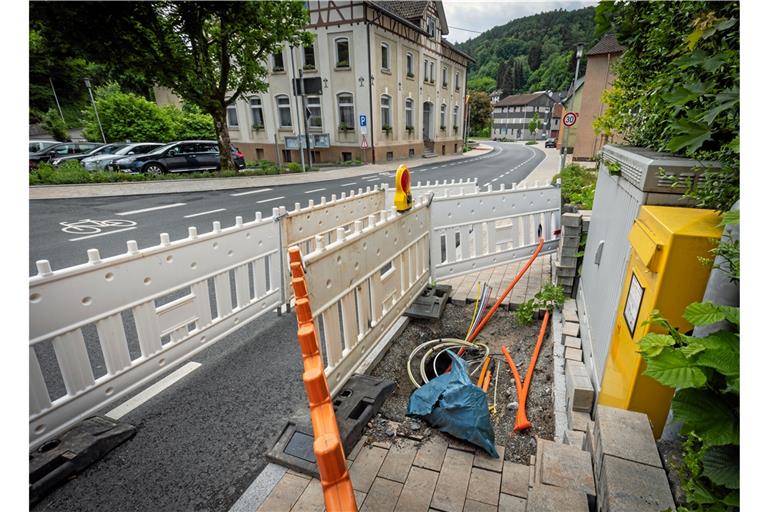 Baustelle statt Gehweg: Zum Verlegen von Leerrohren wurden die Pflasterflächen stellenweise erneut geöffnet. Foto: Alexander Becher