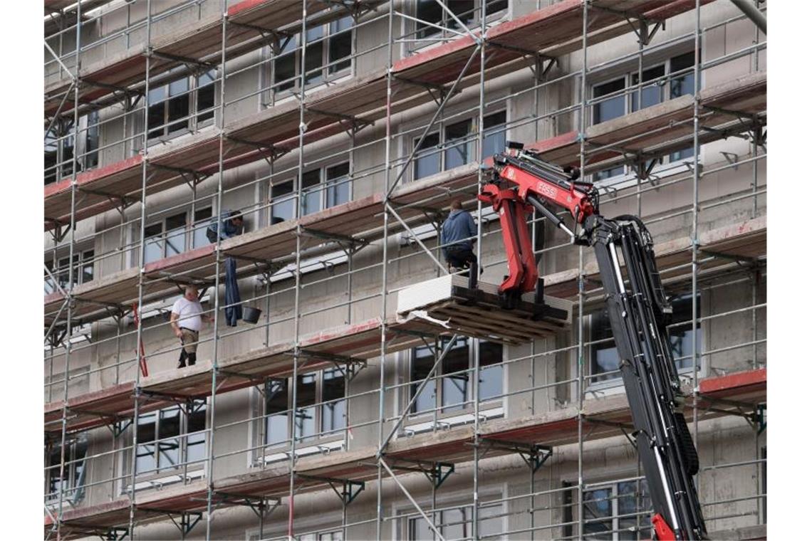 Niedrige Zinsen treiben das Geschäft der Bausparkassen Baustelle von Neubauwohnungen in Berlin-Kreuzberg. Foto: Bernd von Jutrczenka/dpa