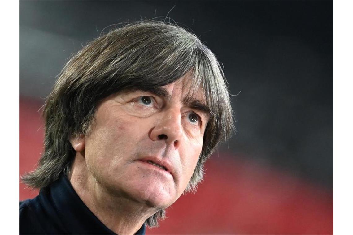 Corona-Wirbel bedroht Spiel - Löw setzt Vorbereitung fort Baut gegen die Ukraine auf sein angestammtes Personal: Bundestrainer Joachim Löw. Foto: Federico Gambarini/dpa