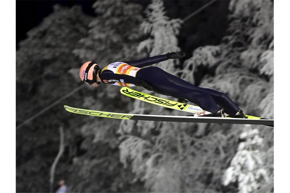 Geiger und Eisenbichler auf Podest: „Mega cool“ Baut seine Führung im Gesamtweltcup aus: Karl Geiger wird in Ruka Zweiter. Foto: Vesa Moilanen/Lehtikuva/dpa