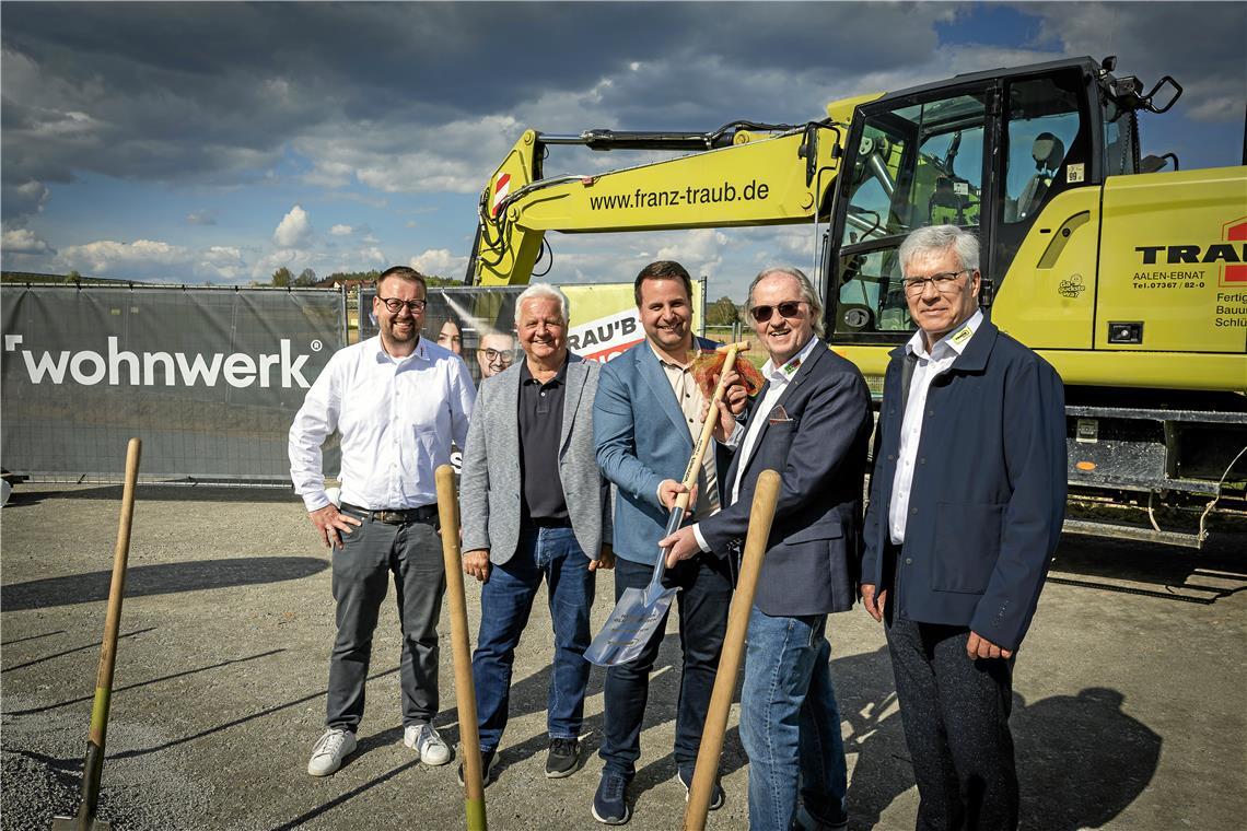 Bauunternehmer Franz Traub (Zweiter von rechts) überreicht zum Baustart einen gravierten Spaten an Stefan Hopp und dessen Vater Georg Hopp. Flankiert wird das Trio von Florian Bolsinger (links) und Günter Schönherr von der Baufirma.Foto: Alexander Becher