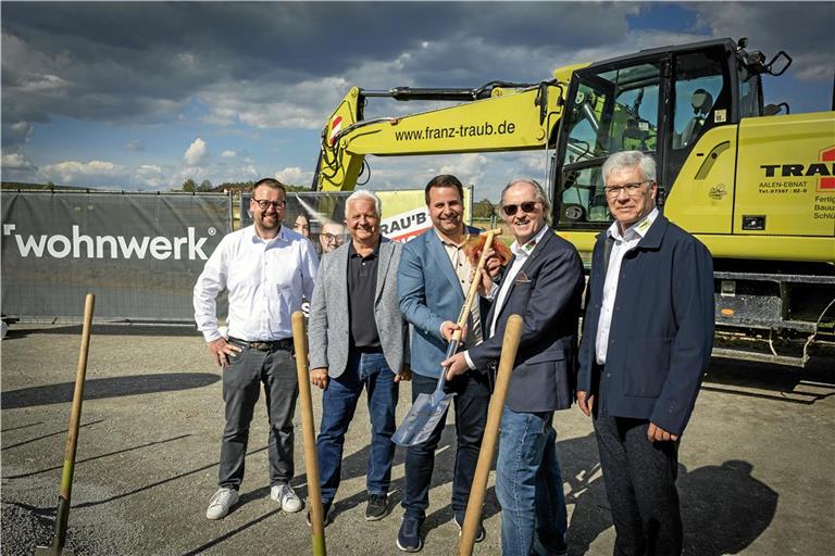 Bauunternehmer Franz Traub (Zweiter von rechts) überreicht zum Baustart einen gravierten Spaten an Stefan Hopp und dessen Vater Georg Hopp. Flankiert wird das Trio von Florian Bolsinger (links) und Günter Schönherr von der Baufirma.Foto: Alexander Becher