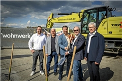 Bauunternehmer Franz Traub (Zweiter von rechts) überreicht zum Baustart einen gravierten Spaten an Stefan Hopp und dessen Vater Georg Hopp. Flankiert wird das Trio von Florian Bolsinger (links) und Günter Schönherr von der Baufirma.Foto: Alexander Becher