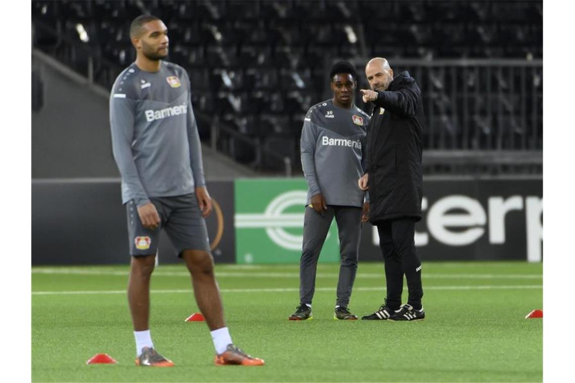 Bayer soll auf ungewohnten Berner Untergrund Reaktion zeigen Bayer-Coach Peter Bosz (r) ist mit seinem Team auf Kunstrasen in Bern gefordert. Foto: Anthony Anex/KEYSTONE/dpa
