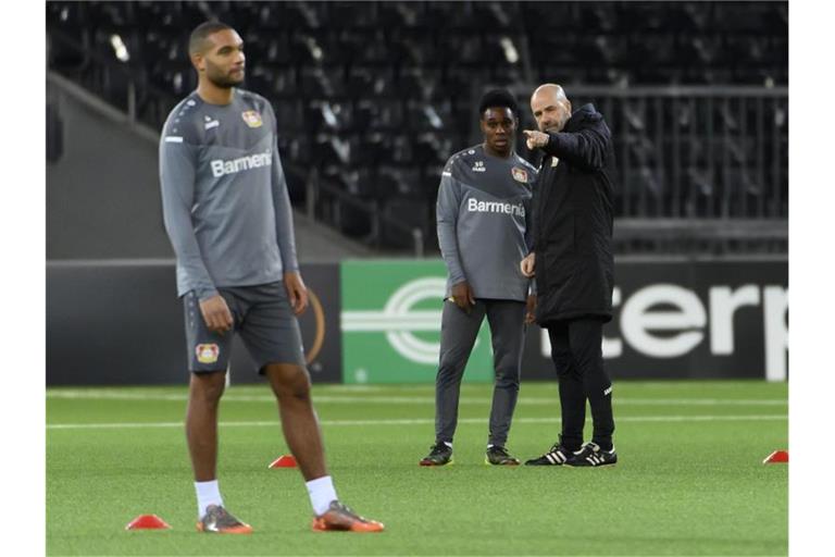 Bayer-Coach Peter Bosz (r) ist mit seinem Team auf Kunstrasen in Bern gefordert. Foto: Anthony Anex/KEYSTONE/dpa