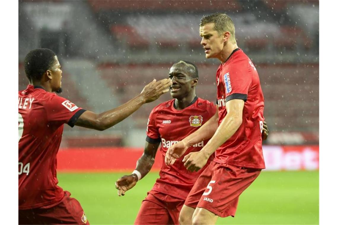 Bayer Leverkusen um Torschütze Sven Bender (r) siegte im Derby. Foto: Ina Fassbender/AFP Pool/dpa