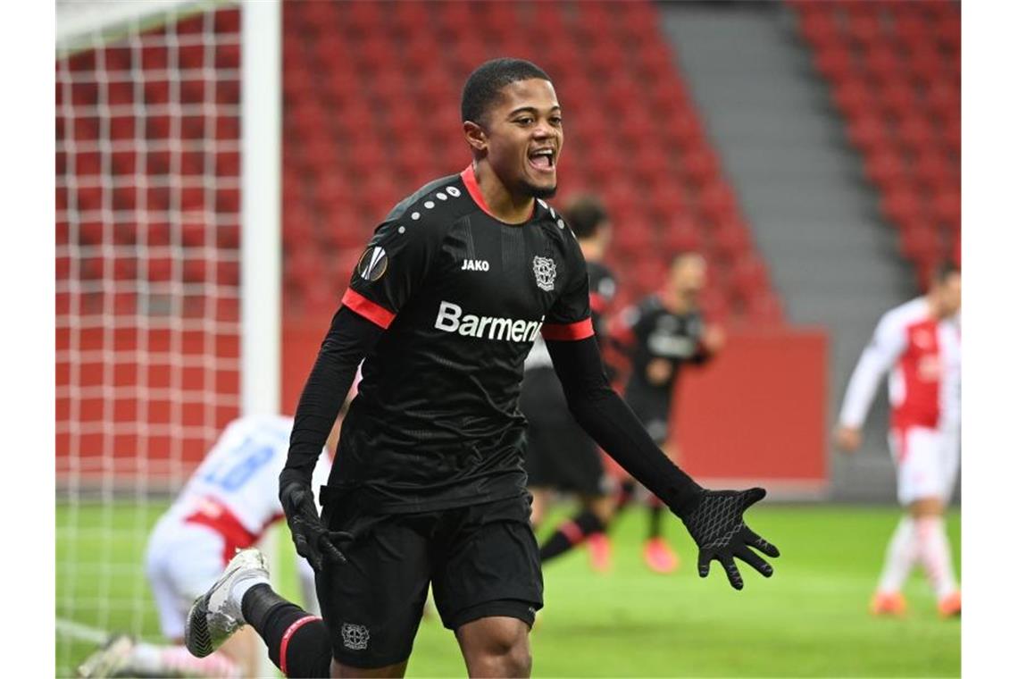 Bayer Leverkusens Leon Bailey jubelt nach seinem Tor zum 1:0. Foto: Ina Fassbender/AFP/Pool/dpa