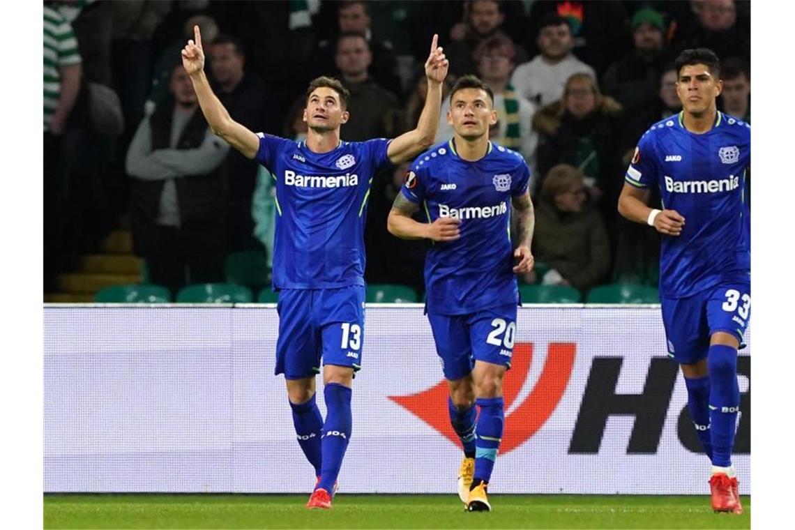 Bayer Leverkusens Lucas Alario (l) feiert den dritten Treffer seiner Mannschaft. Foto: Andrew Milligan/PA Wire/dpa